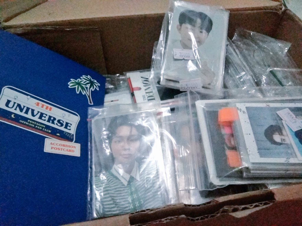 deymooning's tweet photo. Ini gk ada yg mau beli apa gila ini sekardus isinya pc2 semua😭 dri skz, victon, loud, TNX, Pentagon sama day6 https://t.co/k7pBSCXS63