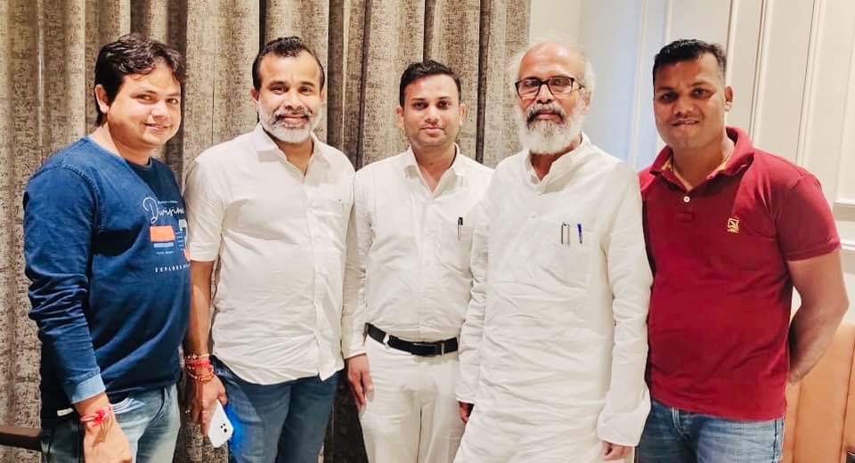 prabasiodiapar's tweet photo. Prabasi Odia Parivar Surat Trustees had a fruitful discussion and meeting with sri @pcsarangi jee , Former union minister and present member of Parilament, Balasore (odisha) at surat. https://t.co/m3EfYh6gtx