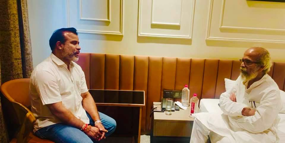 prabasiodiapar's tweet photo. Prabasi Odia Parivar Surat Trustees had a fruitful discussion and meeting with sri @pcsarangi jee , Former union minister and present member of Parilament, Balasore (odisha) at surat. https://t.co/m3EfYh6gtx