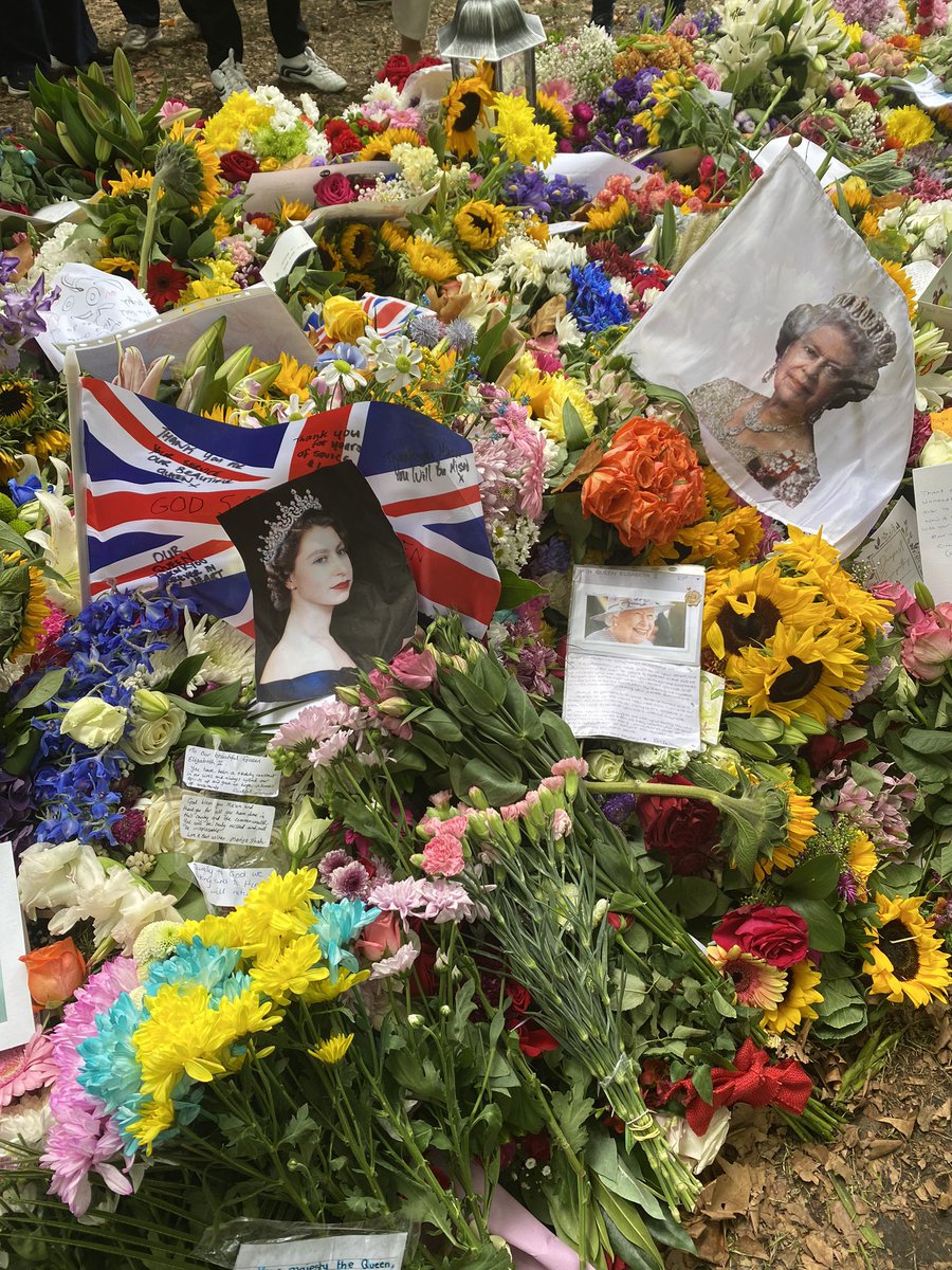 Genuinely the most incredible thing I’ve ever seen in my life. Tributes to Her Majesty the Queen at Green Park