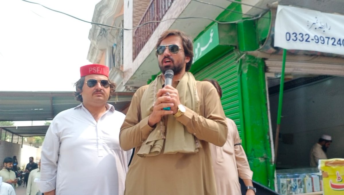 AbdusSamadkha's tweet photo. تعلیمی بورڈ کی حثیت ختم کرکے پشاور بورڈ کے ماتحت ماتحت بنانے کے خلاف بورڈ ملازمین اور پختون سٹوڈنٹس فیڈریشن بنوں پریس کلب کے باہر احتجاجی مظاہرہ کر رہے ہیں.
احتجاج میں پی ایس ایف صوبائی سنئیر نائب صدر عبدالصمدخان،ضلعی صدر فیضان خان،مدثر منڈان، اور دیگر دوستو ں نے خصوصی شرکت کی۔ https://t.co/8v6Zr5dx9W