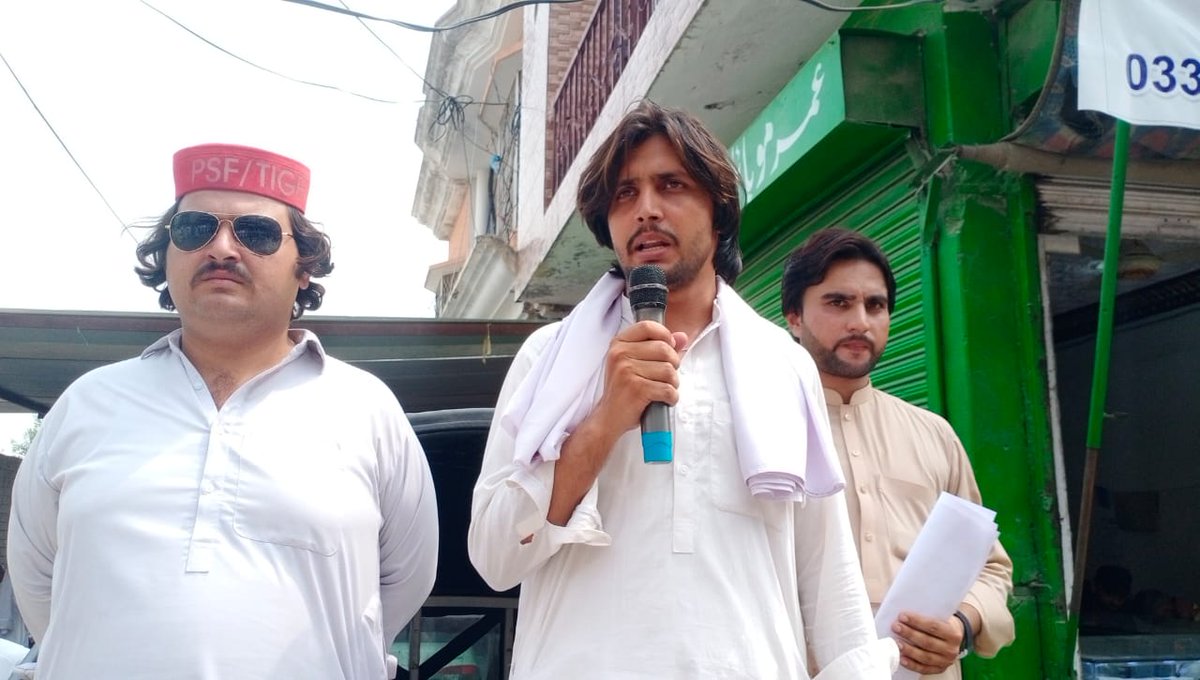 AbdusSamadkha's tweet photo. تعلیمی بورڈ کی حثیت ختم کرکے پشاور بورڈ کے ماتحت ماتحت بنانے کے خلاف بورڈ ملازمین اور پختون سٹوڈنٹس فیڈریشن بنوں پریس کلب کے باہر احتجاجی مظاہرہ کر رہے ہیں.
احتجاج میں پی ایس ایف صوبائی سنئیر نائب صدر عبدالصمدخان،ضلعی صدر فیضان خان،مدثر منڈان، اور دیگر دوستو ں نے خصوصی شرکت کی۔ https://t.co/8v6Zr5dx9W