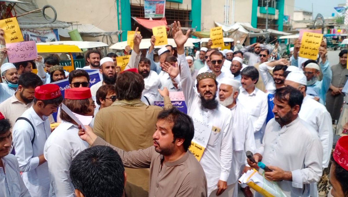 AbdusSamadkha's tweet photo. تعلیمی بورڈ کی حثیت ختم کرکے پشاور بورڈ کے ماتحت ماتحت بنانے کے خلاف بورڈ ملازمین اور پختون سٹوڈنٹس فیڈریشن بنوں پریس کلب کے باہر احتجاجی مظاہرہ کر رہے ہیں.
احتجاج میں پی ایس ایف صوبائی سنئیر نائب صدر عبدالصمدخان،ضلعی صدر فیضان خان،مدثر منڈان، اور دیگر دوستو ں نے خصوصی شرکت کی۔ https://t.co/8v6Zr5dx9W