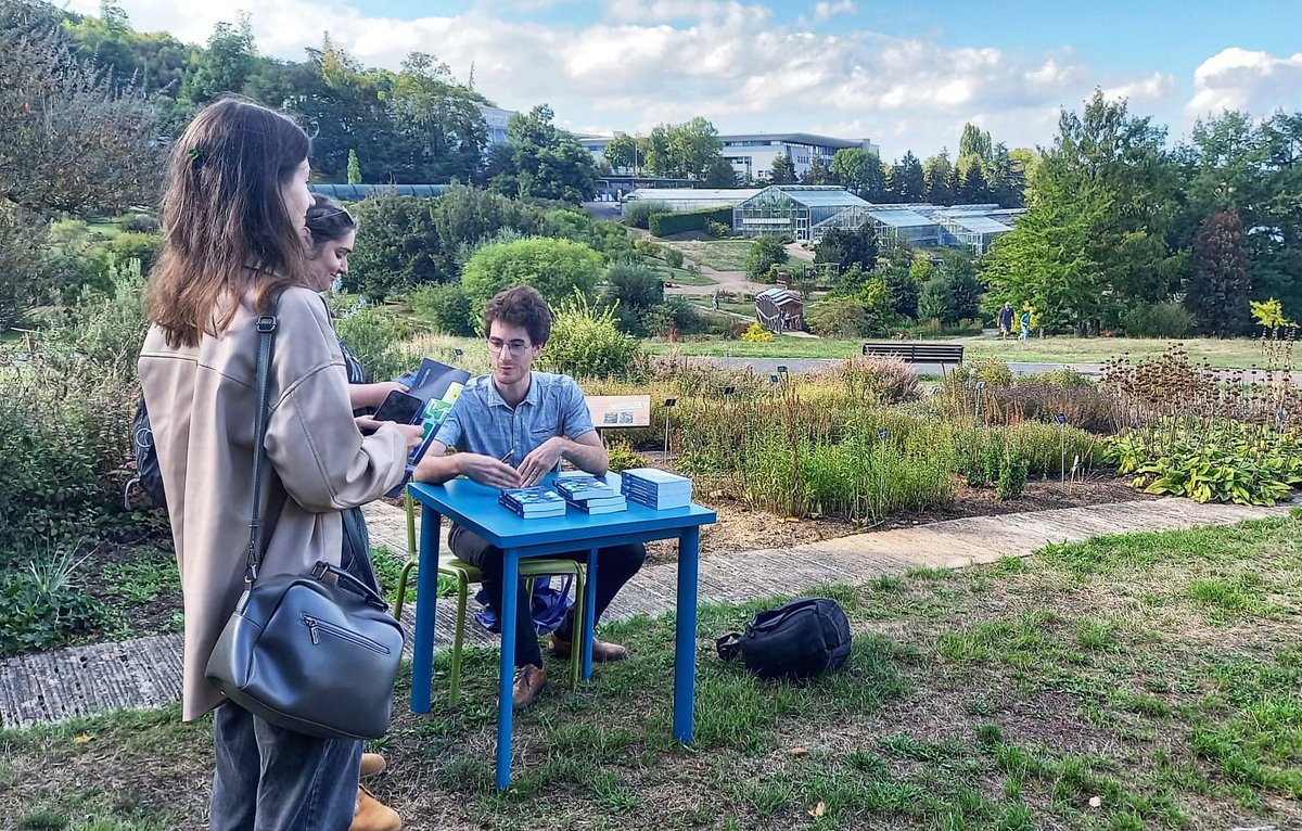 Inria_Nancy's tweet photo. 📖 #ScienceSurlaPlace Premières dédicaces ce weekend pour @AntoineDelefor1, chercheur @Inria @labo_Loria, personnage principal de #DroneControl ! @Livresurlaplace @lessensdesmots
💡 Vous souhaitez découvrir l'ouvrage associé à la pièce ? C'est ici : https://t.co/IlbnS81B5K https://t.co/WQHRSIfVUa