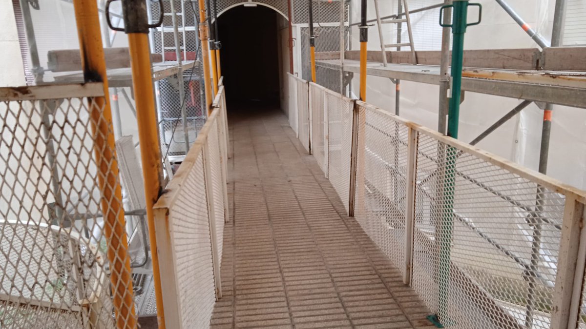 LundReformas's tweet photo. En Septiembre iniciamos nuevo Proyecto para el Ajuntament de Barcelona. En proceso de formación de andamios y protección de obra.
#Rehabilitación #obrapublica #imhab https://t.co/cDF7Ywkd31
