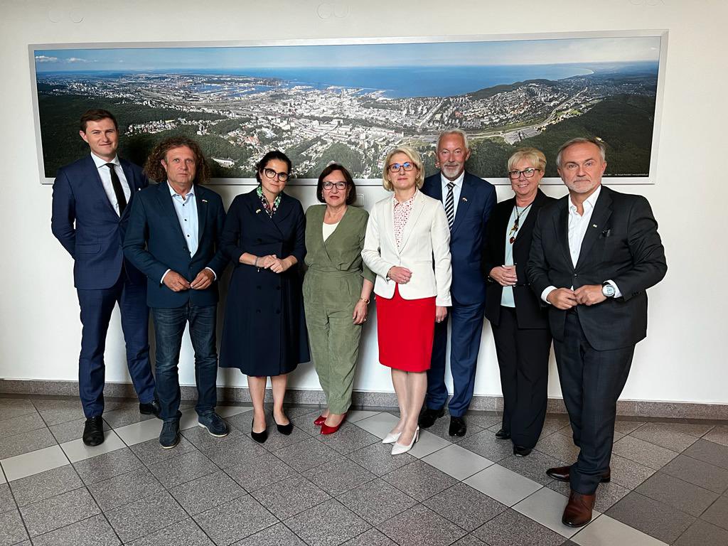 metropoliagdn's tweet photo. Dziś w @MiastoGdynia odbyło się posiedzenie Rady Metropolitalnej. Pierwsze pod przewodnictwem nowego prezesa Rady @W_Szczurek. Samorządowcy podsumowali ostatnie miesiące działania #OMGGS i wyznaczyli zadania do zrealizowania jeszcze w tym roku. https://t.co/fBZHD57qA3