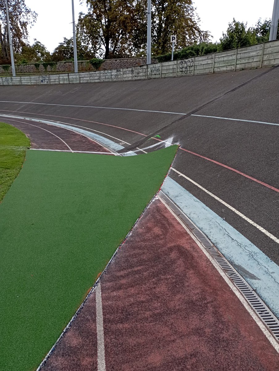 Le nouveau visage du vélodrome de Rennes. Du beau foutage de gueule de la part de la mairie...

Photo via fb Ecole de piste vélodrome de Rennes.