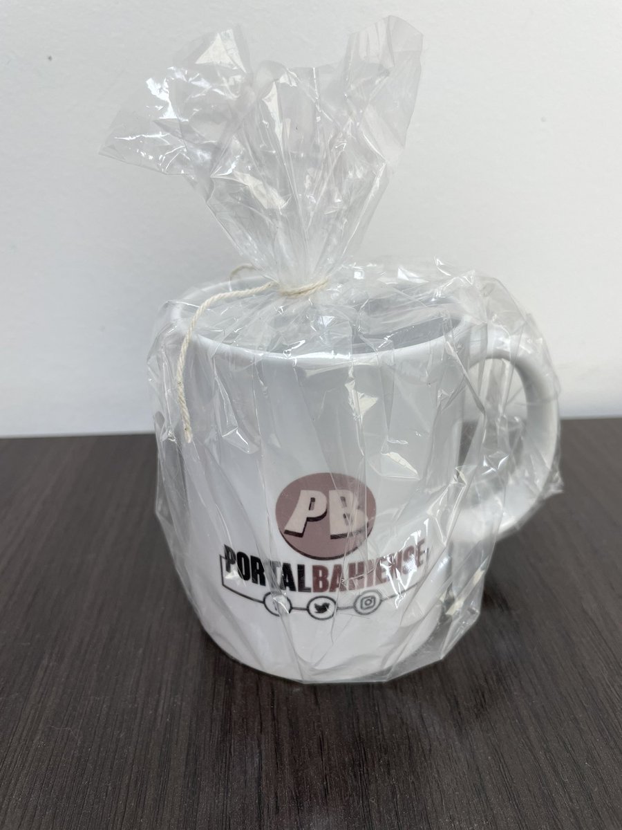 TomasMarisco's tweet photo. Pensé que este día nunca iba a llegar, pero llegó… recibí mi taza de @portalbahiense. Gracias a sus directivos, editores, redactores, staff en general… en fin, uno solo.                 A partir de ahora mis desayunos ya no serán iguales! https://t.co/LErngsqSL1