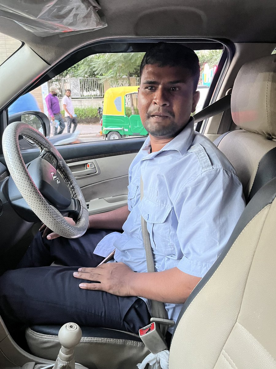 इनका नाम अमिनुद्दीन है, #Ola में गाड़ी चलाते हैं, airport से मुझे घर तक ड्रॉप करने आए थे, मेरा फ़ोन इनकी गाड़ी में छूट गया था और ये मुझे ड्रॉप करने के बाद अगले आधे घंटे तक मेरे society के आस-पास खड़े होकर मेरे कॉल का इंतज़ार करते रहे ताकि मेरा फ़ोन मुझे वापस मिल सके,