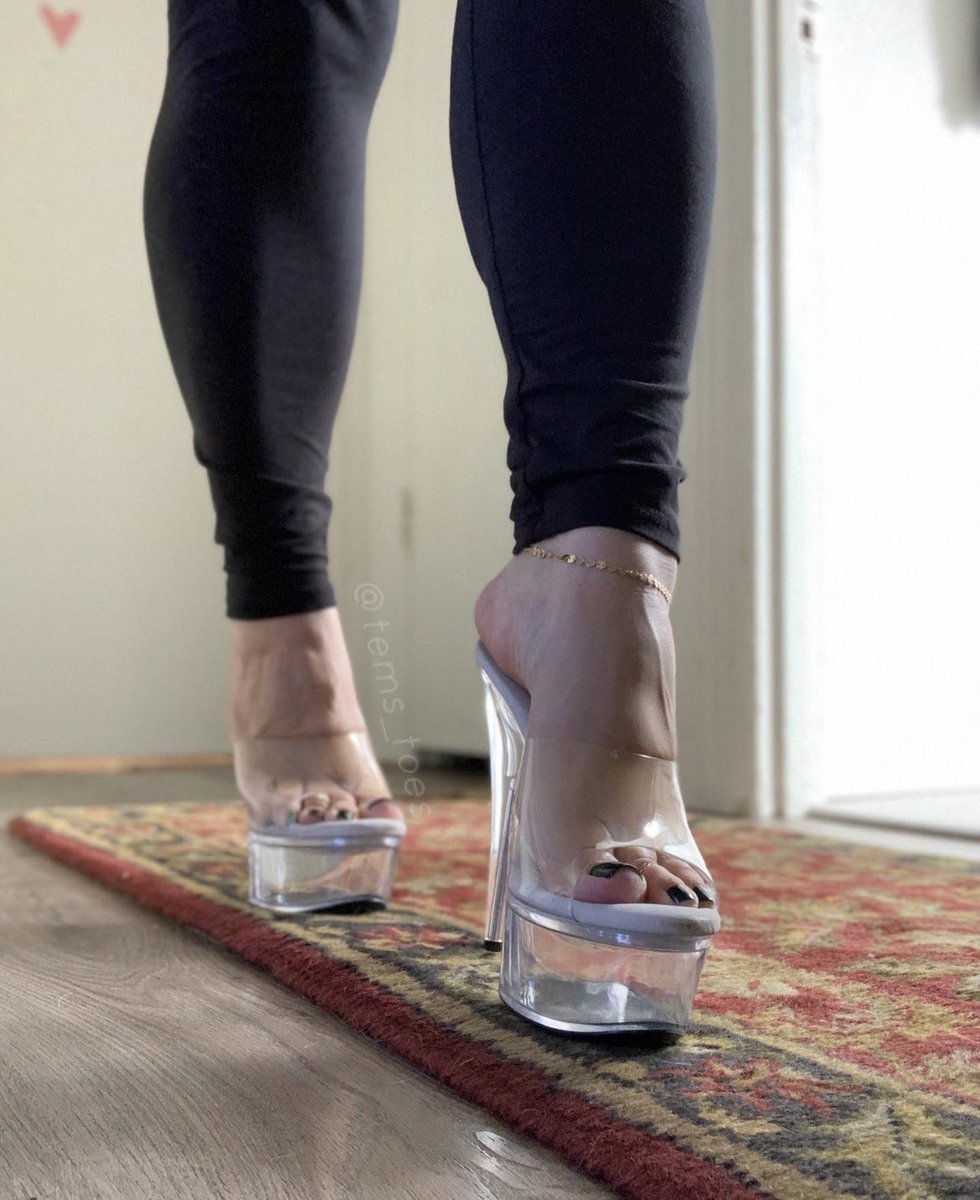 tenoftem's tweet photo. Some mules this Monday morning to get that heart pumping 💓

muleheels •prettyfeet •juicytoes https://t.co/eCrALP0xFb