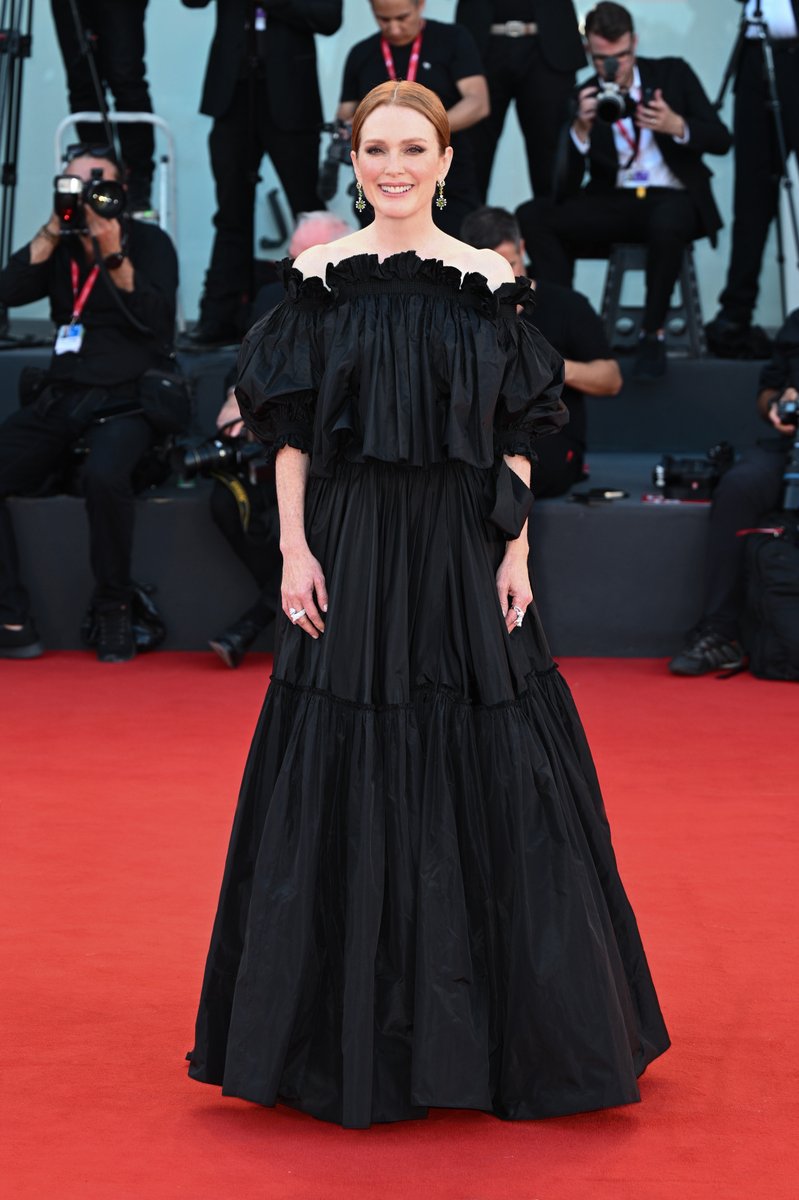 Actress @_JulianneMoore was the vision of classic glamor in a Dior Cruise 2023 black silk top and skirt by Maria Grazia Chiuri at the 79th Venice Film Festival.
#StarsinDior #BiennaleCinema2022