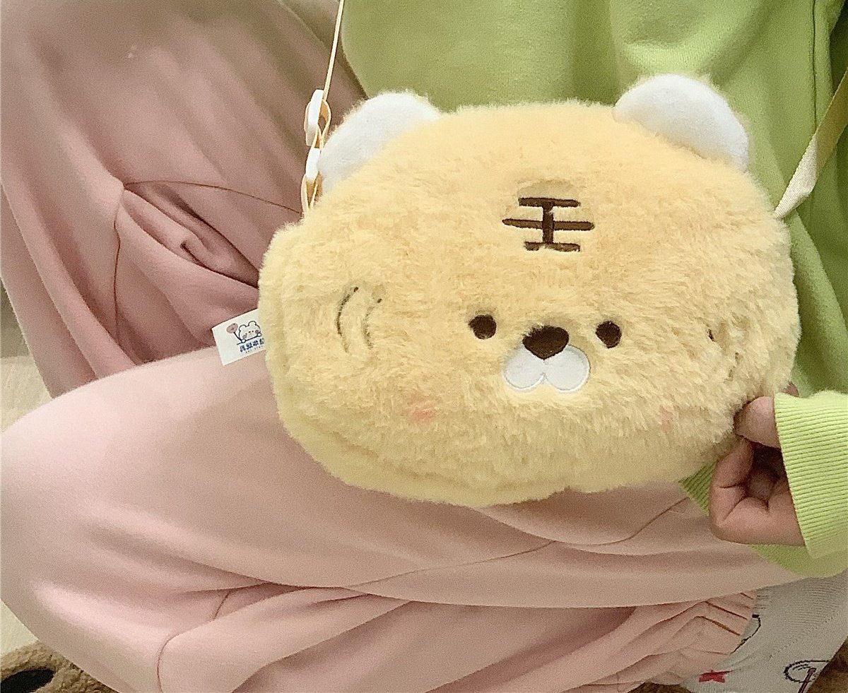 mooncomb09shop's tweet photo. 복슬 ��랑이 가방

아기들에게 메주기에도 귀여울것같고 사이즈가 작지않아 여러가지 물건들을 챙기기에도 좋을 것 같은 가방이에요 볼터치가 살짝 들어가있어 너무 귀엽답니다

수요조사 참여는 RT+❤ https://t.co/sCtW7YDaEC