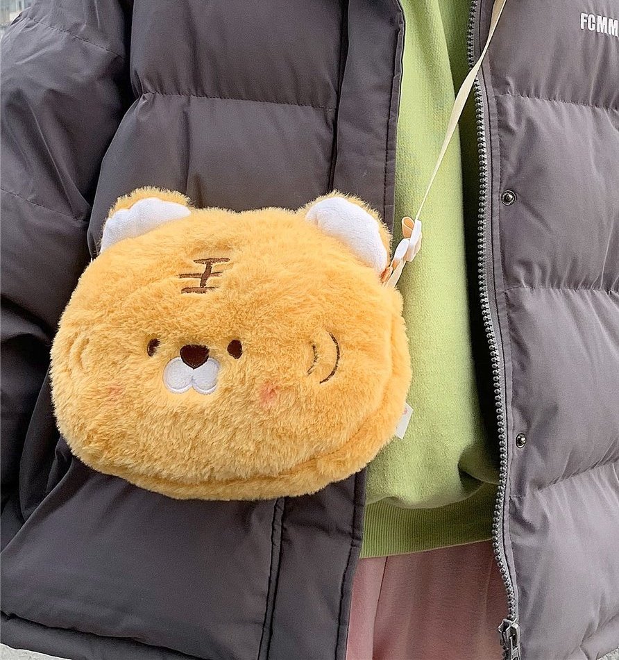 mooncomb09shop's tweet photo. 복슬 ��랑이 가방

아기들에게 메주기에도 귀여울것같고 사이즈가 작지않아 여러가지 물건들을 챙기기에도 좋을 것 같은 가방이에요 볼터치가 살짝 들어가있어 너무 귀엽답니다

수요조사 참여는 RT+❤ https://t.co/sCtW7YDaEC