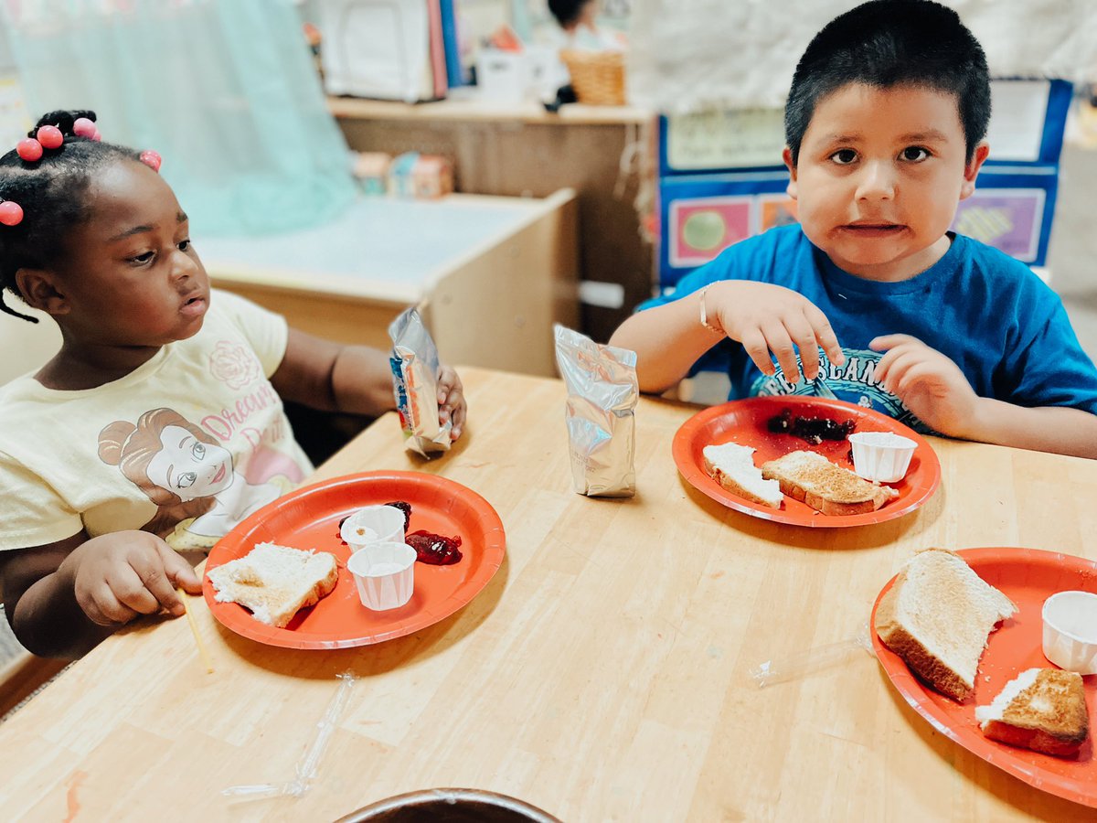 RCPS_EarlyLearn's tweet photo. Taste testing our homemade butter ๐ง.
#prek #ediblefun #homemadebutter #dph #pat #cookinginclass https://t.co/Oo7QZiTQEc