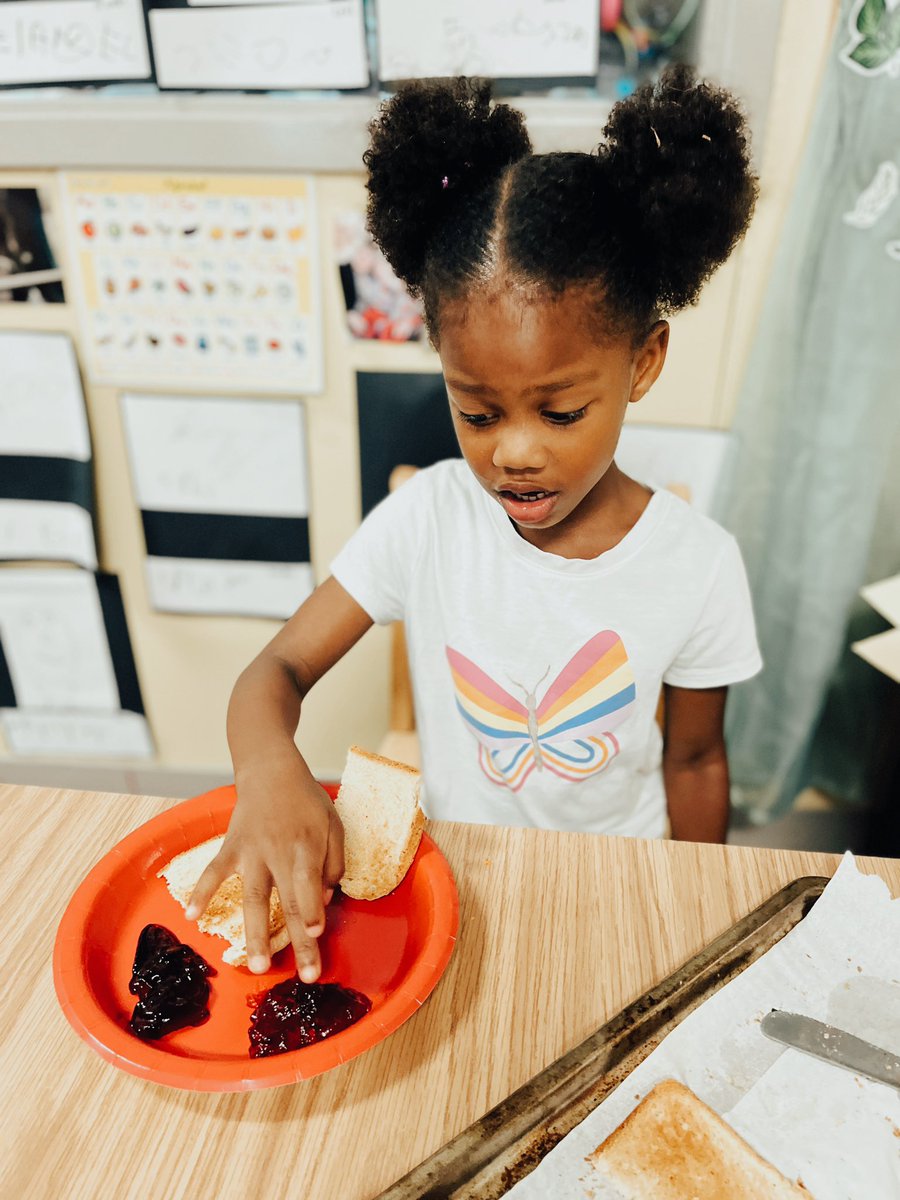 RCPS_EarlyLearn's tweet photo. Taste testing our homemade butter ๐ง.
#prek #ediblefun #homemadebutter #dph #pat #cookinginclass https://t.co/Oo7QZiTQEc