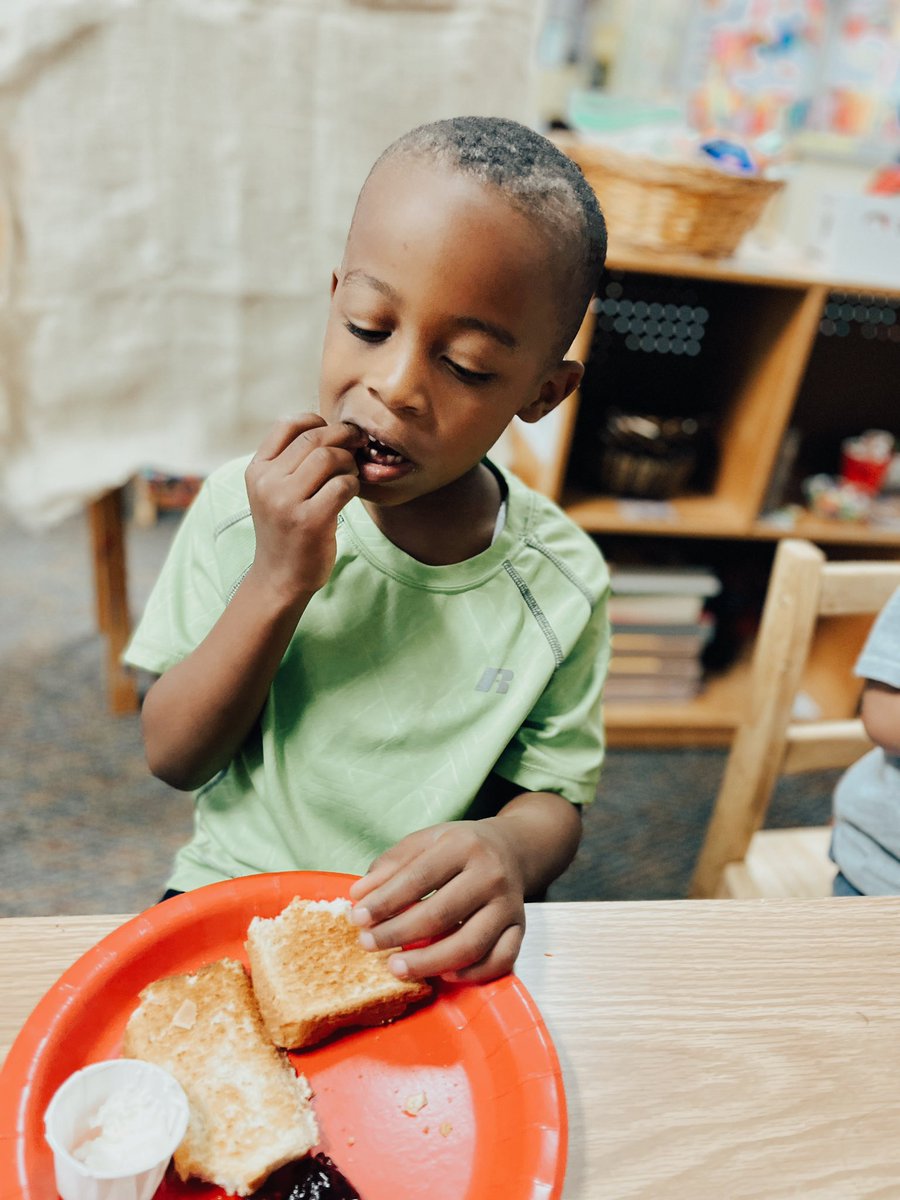 RCPS_EarlyLearn's tweet photo. Taste testing our homemade butter ๐ง.
#prek #ediblefun #homemadebutter #dph #pat #cookinginclass https://t.co/Oo7QZiTQEc