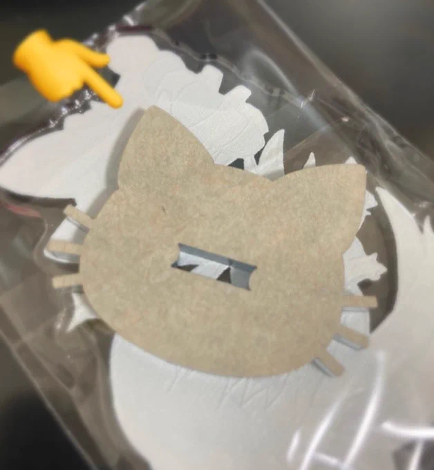 【頒布物に関するお知らせ】グッズセットの『夏のハベモルアクリルスタンド』に関して、ネコチャン型の台が付属しておりますが、紙が貼ってある状態の茶色いネコチャンの状態で梱包しております(写真右)。飾っていただける際には紙を剥がして青いネコチャンにしてあげてください 