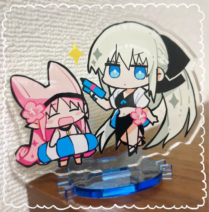 【頒布物に関するお知らせ】グッズセットの『夏のハベモルアクリルスタンド』に関して、ネコチャン型の台が付属しておりますが、紙が貼ってある状態の茶色いネコチャンの状態で梱包しております(写真右)。飾っていただける際には紙を剥がして青いネコチャンにしてあげてください 