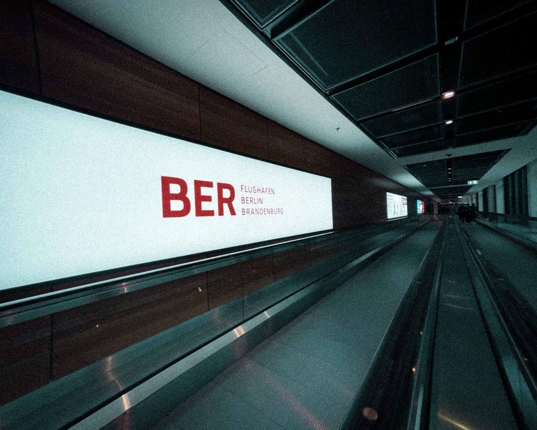 Samedi j’ai joué au #Zanzibart Festival avec <a href="/Aerolive_TFT/">Festival AeroLive</a> ! C'était un plaisir !

Sans plus attendre je partais au plus vite à l’aéroport pour m’envoler à Berlin où je passe une semaine pour composer 🇩🇪

#festival #concert #airport #artistlife #airplane #berlin #germany #electro