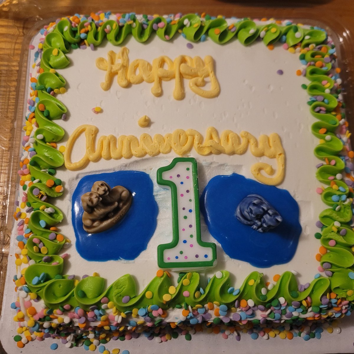 afrokween21's tweet photo. My sister got us the cutest anniversary cake!โค๏ธ๐ถ๐ฑ#oneyeardownmanymoretogo https://t.co/R5e4o3IlwE