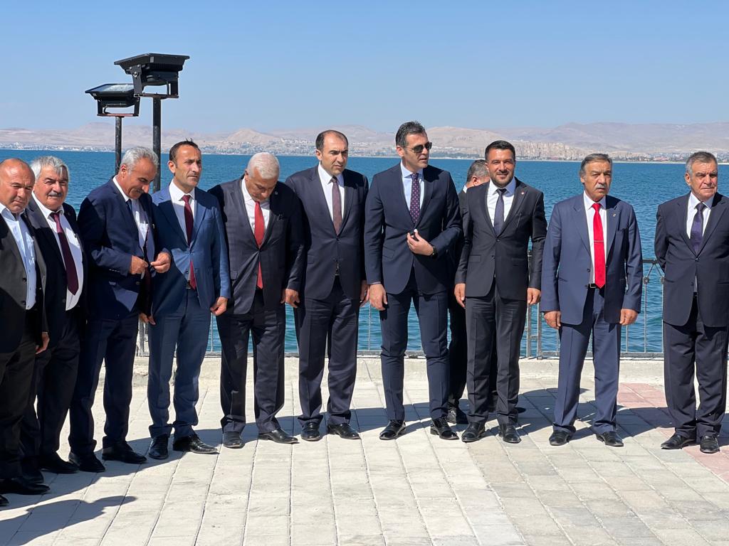 Ahilik Haftası Kutlu Olsun.
Başkanımız Sn. <a href="/isaberge65/">İsa Berge</a> oda başkanlarımız ile birlikte Ahilik Haftası kapsamında Van Emniyet Müdürümüz Sn. Atanur Aydın ile buluştu. Bizleri sevgi ile ağırlayan esnaf dostu Sn. müdürümüze teşekkür ediyoruz. 
<a href="/tcvanvaliligi/">T.C. Van Valiliği 🇹🇷</a> <a href="/VanEmniyet/">Van Emniyet Müdürlüğü 🇹🇷</a> <a href="/ayd_atanur/">Atanur Aydın🇹🇷</a>