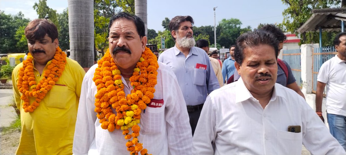 काशीपुर शाखा के सभी नवनियुक्त पदाधिकारियों का हार्दिक अभिनंदन एवं शुभकामनाएं
आप सभी नई उर्जा और जोश के साथ अपने ब्रांच के कर्मचारियों के समस्याओं का निदान करवाएंगे
NE रेलवे मजदूर यूनियन जिंदाबाद
Nermu जिंदाबाद
🚩🚩🚩🙏🙏🙏