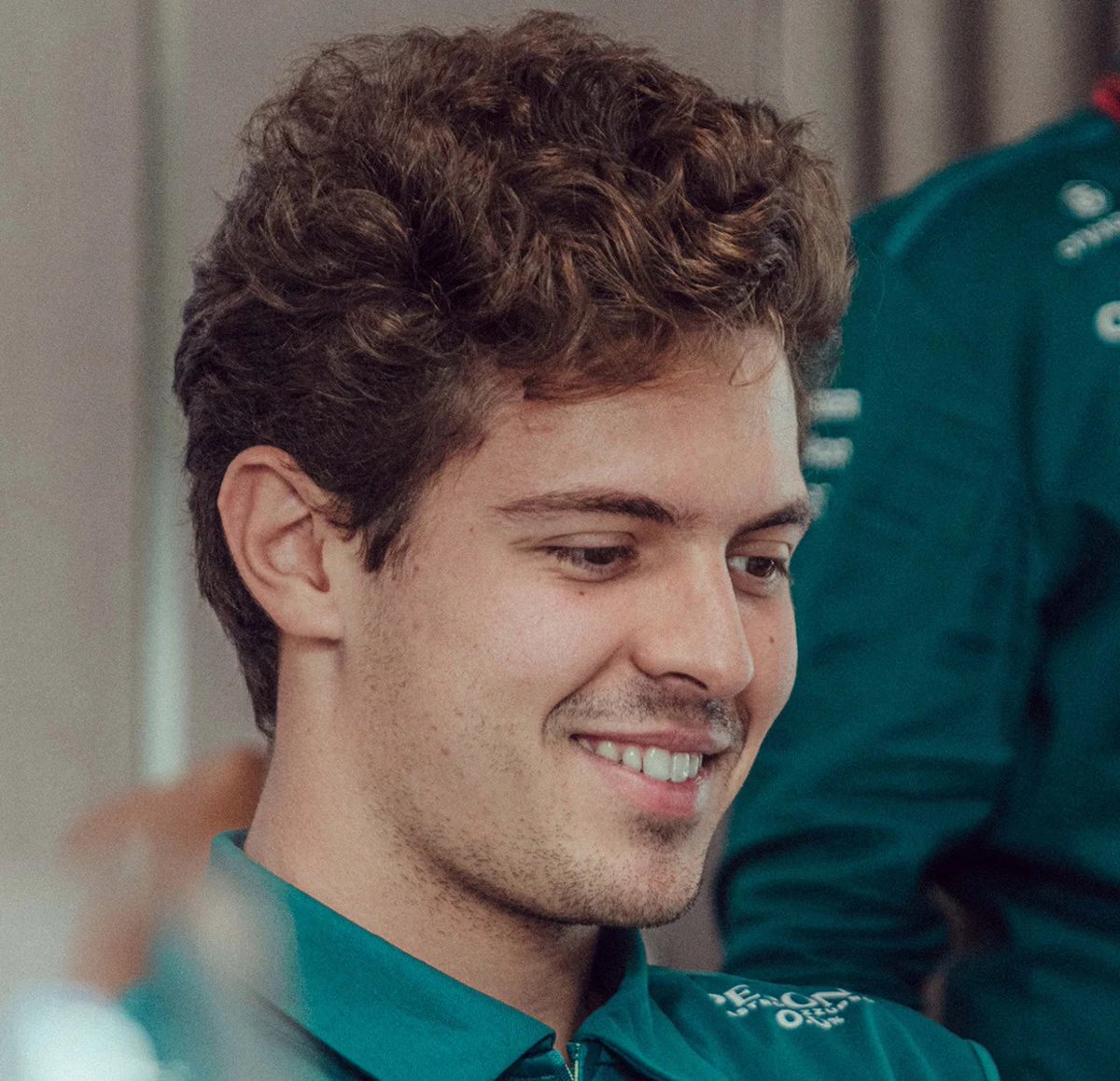 AstonMartinBra's tweet photo. “A intenção da equipe é que ele corra no FP1 no GP de Abu Dhabi (substituindo Stroll) e também participe do teste de jovens pilotos de novembro em Yas Marina. Em 2023, ele realizará testes ao volante do carro AMR21 de 2021 e participará de GPs selecionados como membro da equipe.” https://t.co/30lJE7AqhX