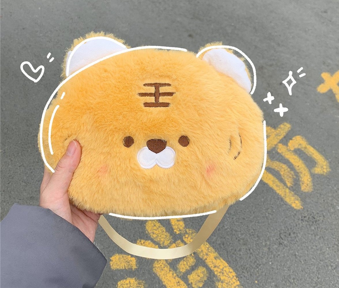 mooncomb09shop's tweet photo. 복슬 ��랑이 가방

아기들에게 메주기에도 귀여울것같고 사이즈가 작지않아 여러가지 물건들을 챙기기에도 좋을 것 같은 가방이에요 볼터치가 살짝 들어가있어 너무 귀엽답니다

수요조사 참여는 RT+❤ https://t.co/sCtW7YDaEC
