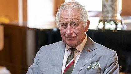 Rei Charles III é o Seu Madruga que quase deu certo. Ficou 73 anos sem trabalhar e sem pagar o aluguel.

#reicharles #seumadruga #CharlesIII