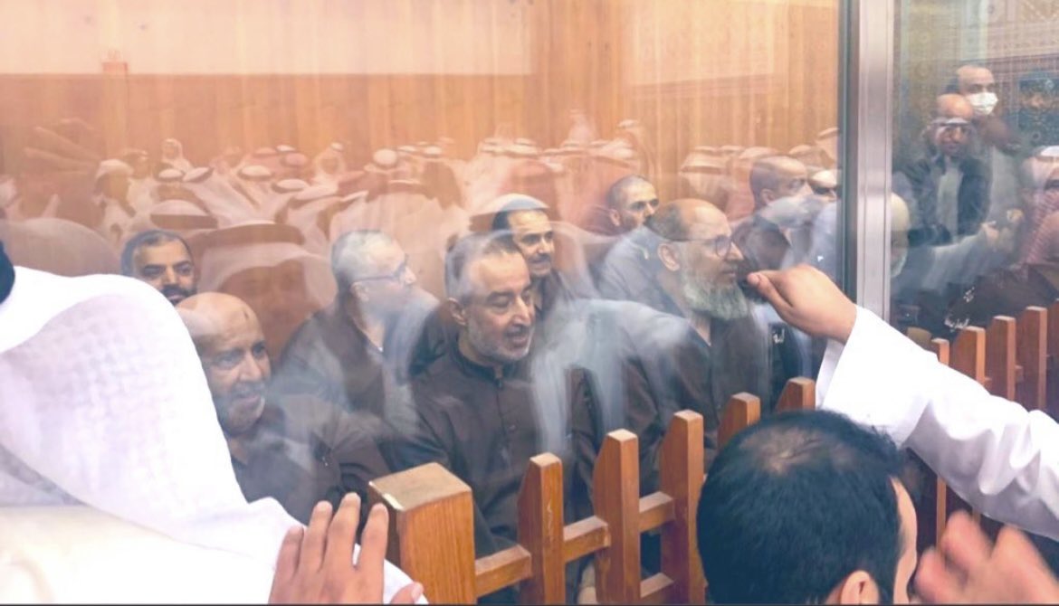 يقول : مساعد الرشيدي

تصغر على شمَر وتكبر على الغير 
مافيه شيئ يصعب بعين شمر 

لا والله هالمنطر صعب علينا حيل وزعجنا