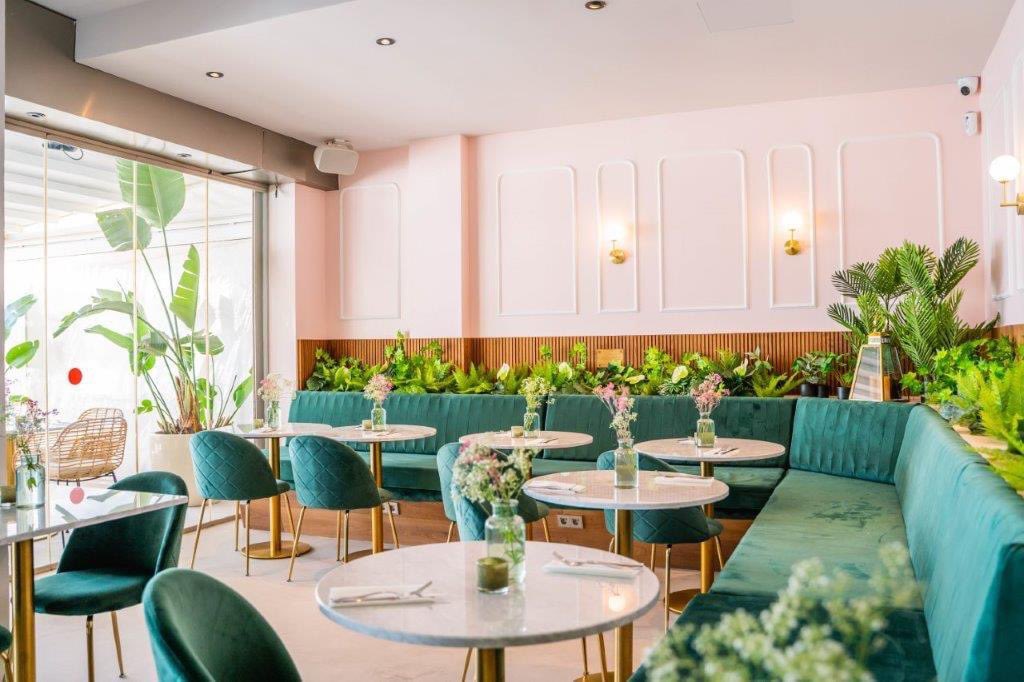 DeFrae1's tweet photo. The fabulous @skinnykitchen_ Ibiza Town. Our Heath side chairs and bar stools with bespoke Cararra marble tabletops with Zeus brass bases. #restaurantdesign #coffeeshop #bar #restaurant #ibizatown #ibiza #skinnykitchen #contractfurniture https://t.co/GVYO5rtv5w https://t.co/lg7pv2ljtz