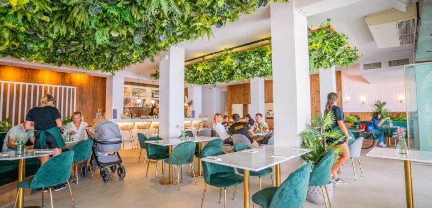 DeFrae1's tweet photo. The fabulous @skinnykitchen_ Ibiza Town. Our Heath side chairs and bar stools with bespoke Cararra marble tabletops with Zeus brass bases. #restaurantdesign #coffeeshop #bar #restaurant #ibizatown #ibiza #skinnykitchen #contractfurniture https://t.co/GVYO5rtv5w https://t.co/lg7pv2ljtz