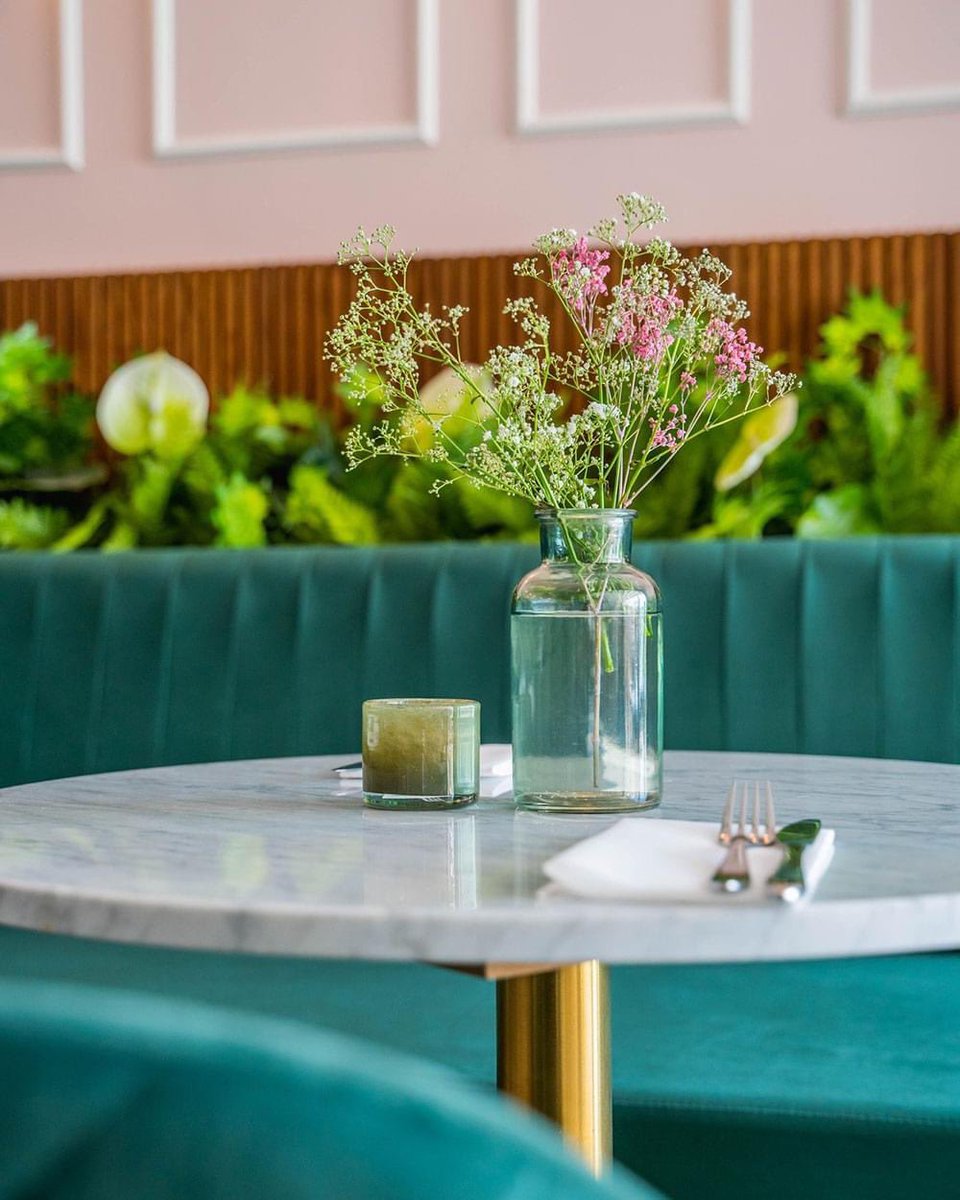 DeFrae1's tweet photo. The fabulous @skinnykitchen_ Ibiza Town. Our Heath side chairs and bar stools with bespoke Cararra marble tabletops with Zeus brass bases. #restaurantdesign #coffeeshop #bar #restaurant #ibizatown #ibiza #skinnykitchen #contractfurniture https://t.co/GVYO5rtv5w https://t.co/lg7pv2ljtz
