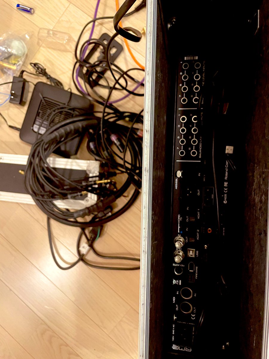 Kihirock's tweet photo. 明日は2ヶ月ぶり？のリハーサルなので組み立て中。
あー配線多い😮‍💨
そして重い😱

明日持ってくの腕引きちぎれるんじゃないか…

#pluseleven https://t.co/89qpxG1cvn
