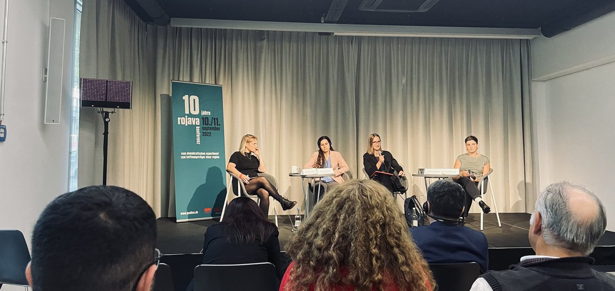 StarostaAnita's tweet photo. Die Konferenz #10JahreRojava am WE bei @nothilfe hat bewiesen, dass ein vertiefter, kontroverser und solidarischer Austausch zu grundlegenden Fragen in der Region und zu konkreten und akuten Problemen notwendig war, um über mögliche Perspektiven für #Rojava & #Syrien zu sprechen. https://t.co/DPLV2byIuE