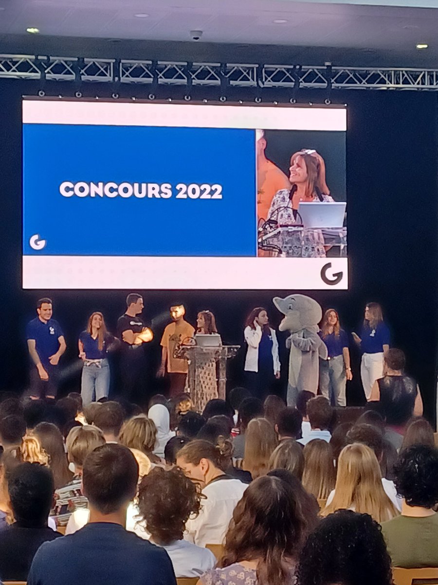 Grenoble_EM's tweet photo. @BeaNerson, Directrice Adjointe des Programmes à @Grenoble_EM, accueille chaleureusement les étudiants et leur présente le calendrier des jours à venir en compagnie de notre mascotte🐬! https://t.co/OhsNQmThBP