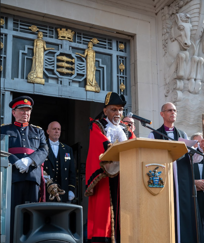 RBKingston's tweet photo. There was a remarkable turnout outside at the Guildhall yesterday. Council members and residents gathered to hear Proclamation of the Accession of King Charles III read by the Mayor of the Royal Borough of Kingston. https://t.co/CBURlQzxol