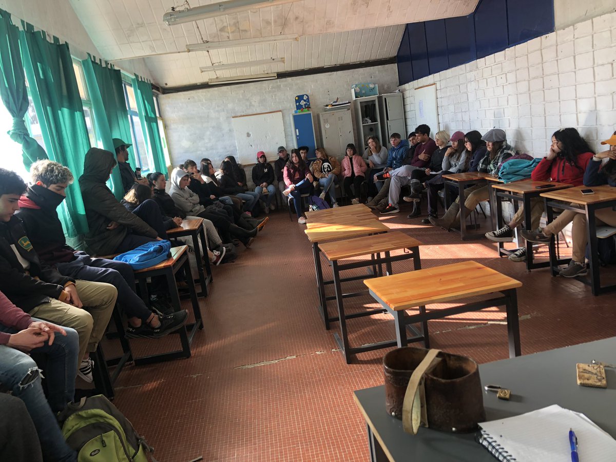 UPC_FAgro's tweet photo. Jornada de intercambio con estudiantes de la Escuela de Vitivinicultura y la Escuela Agraria de Libertad en el marco del proyecto “Conservación de Cerdos Pampa Rocha”
Cómo no podía ser de otra manera, contamos con invitada de lujo para la recorrida y la 📸
#PampaRocha #CriáPampa https://t.co/aX2iocBtqT
