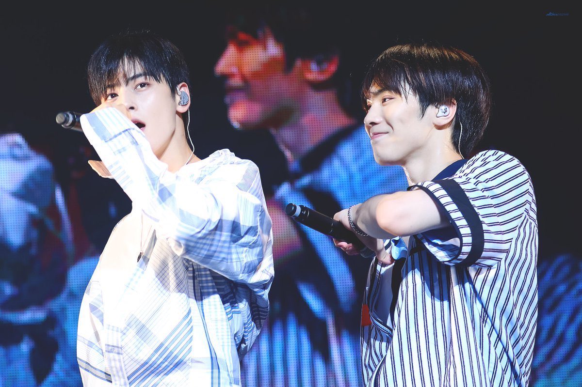 chakythinker's tweet image. get u sum1 who’d look at u the way rocky looks at eunwoo ꒰ ⸝⸝ɞ̴̶̷ ·̮ ɞ̴̶̷⸝⸝꒱