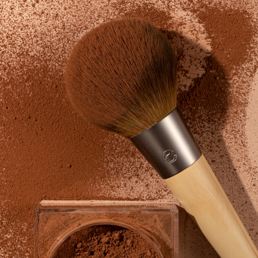 ecotools's tweet image. Made from recycled and sustainable materials to make you feel as good as you look with a classic flawless application to match.

Shop the Full Powder brush @UltaBeauty #EcoTools #CleanBeauty