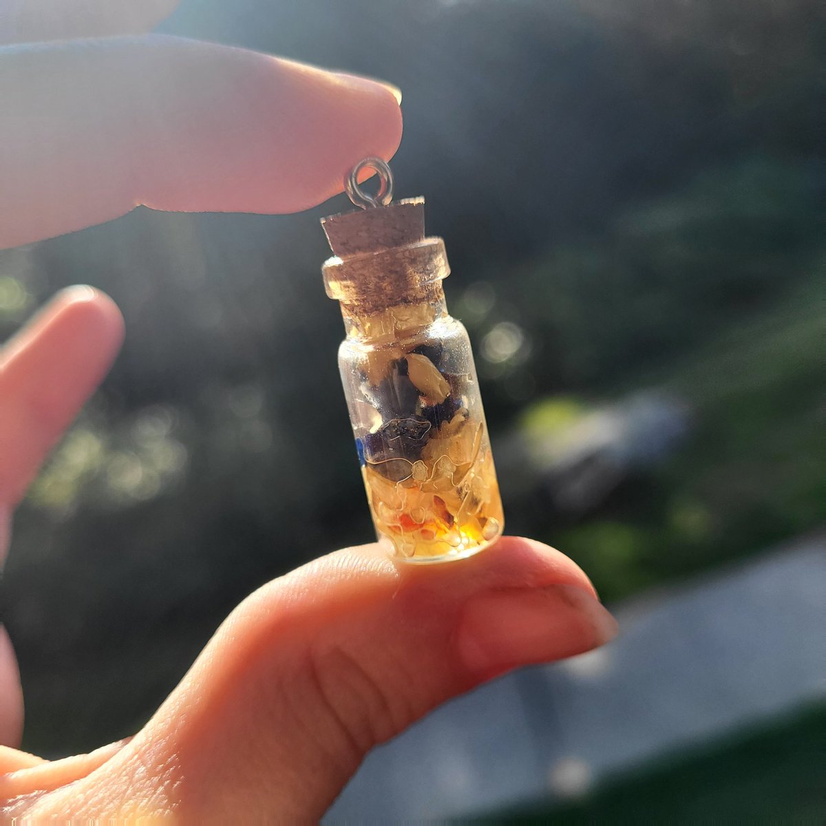 AlainaFroton's tweet photo. Pretty little necklace pendant I made for the full Moon 🌕 
▪️increases intuition
▪️reduces stress for clarity

#citrine #lapislazuli #cederwood #Fullmoon #Pisces #astrology #lilyflower https://t.co/Fn8DpgD7W1