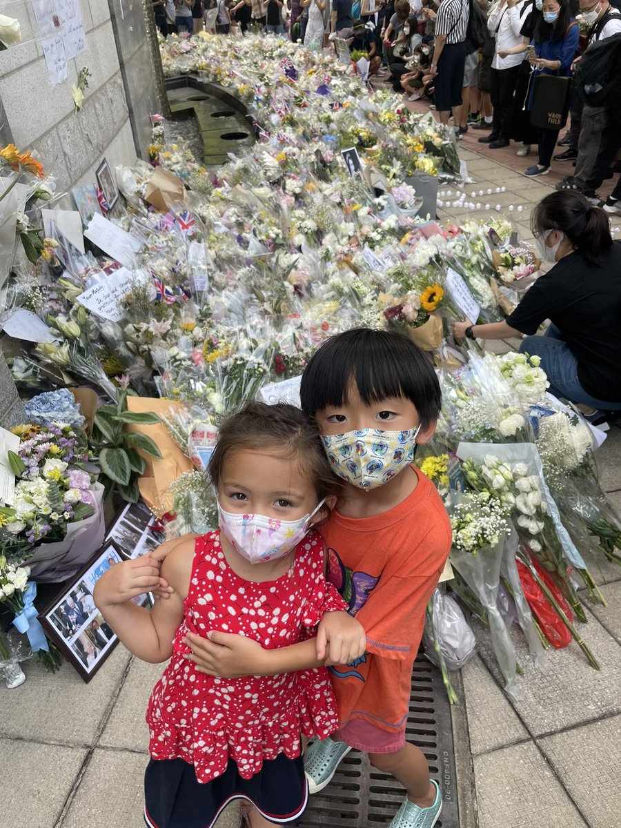 Deeply touched by the tributes from the many HKers remembering  HM The Queen <a href="/UKinHongKong/">UK in Hong Kong 🇬🇧</a> today:   over 2500 signing condolence books and laying flowers. Helpjng my kids appreciate the impact HM had on people across the world.