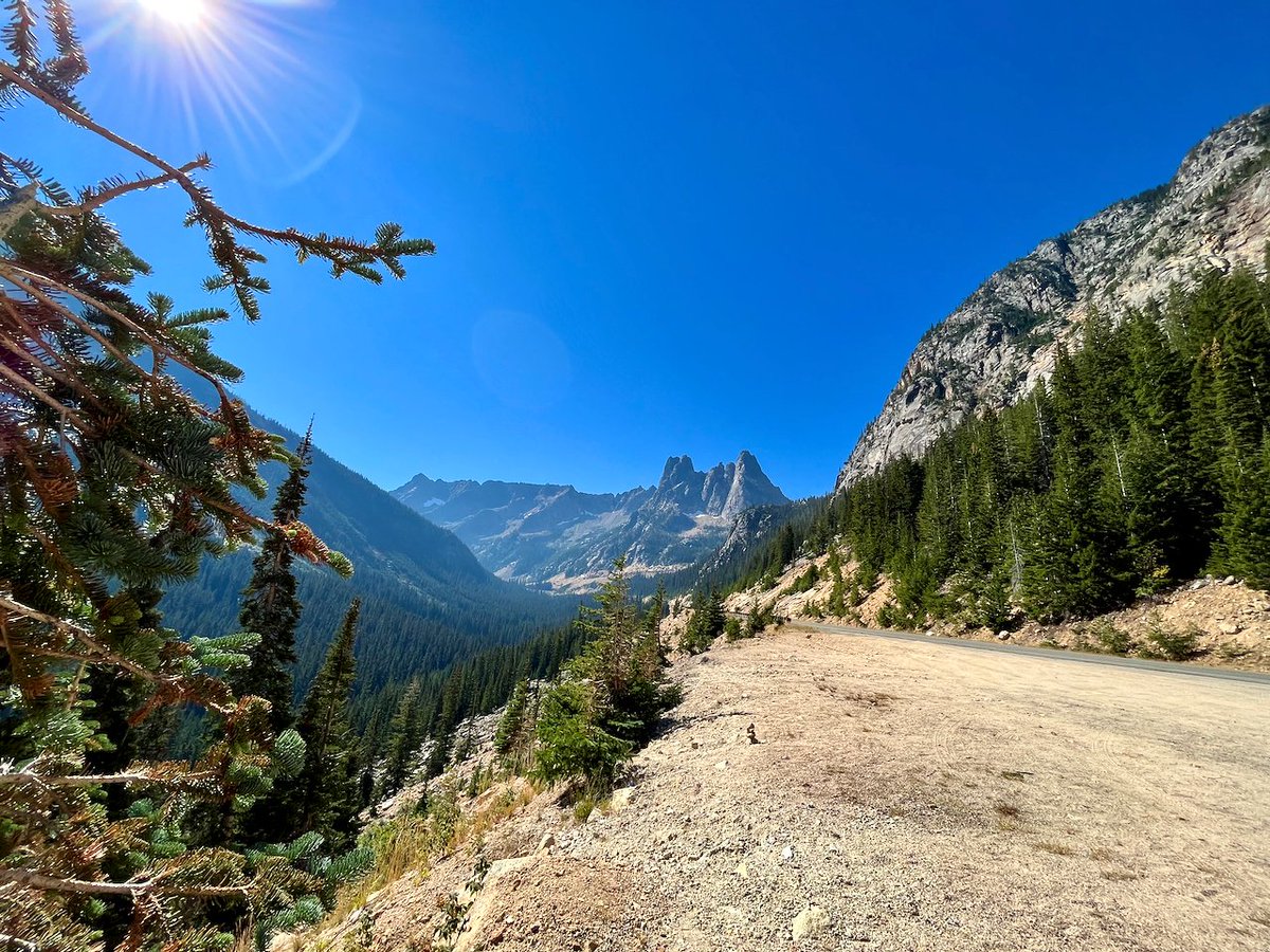 JasonKechely's tweet photo. Smoky scenes from the #NorthCascades as I was driving through last week... #Hwy20 #WAPass #DiabloLake https://t.co/vE5N4Uzlx7