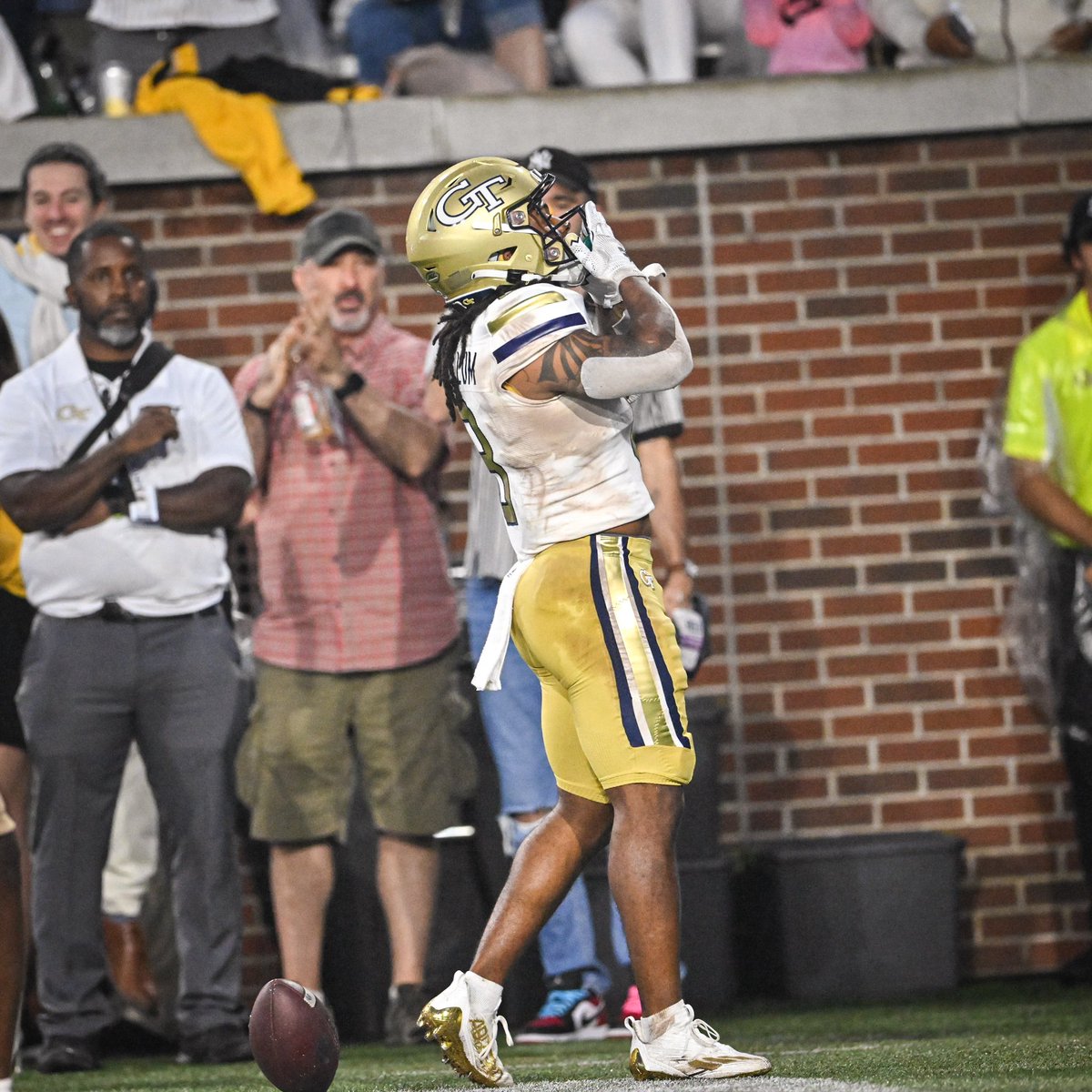 GeorgiaTechFB's tweet photo. The offense averaged ๐ฒ.๐ณ ๐๐ฎ๐ฟ๐ฑ๐ ๐ฝ๐ฒ๐ฟ ๐ฟ๐๐๐ต, ๐ณ.๐ญ ๐๐ฎ๐ฟ๐ฑ๐ ๐ฝ๐ฒ๐ฟ ๐ฝ๐น๐ฎ๐ and ๐ญ.๐ณ๐ณ ๐ฝ๐ผ๐ถ๐ป๐๐ ๐ฝ๐ฒ๐ฟ ๐บ๐ถ๐ป๐๐๐ฒ ๐ผ๐ณ ๐ฝ๐ผ๐๐๐ฒ๐๐๐ถ๐ผ๐ป en route to scoring 3๏ธโฃ5๏ธโฃ points on Saturday ๐ช #SwarmStats https://t.co/9QuBMJJud4