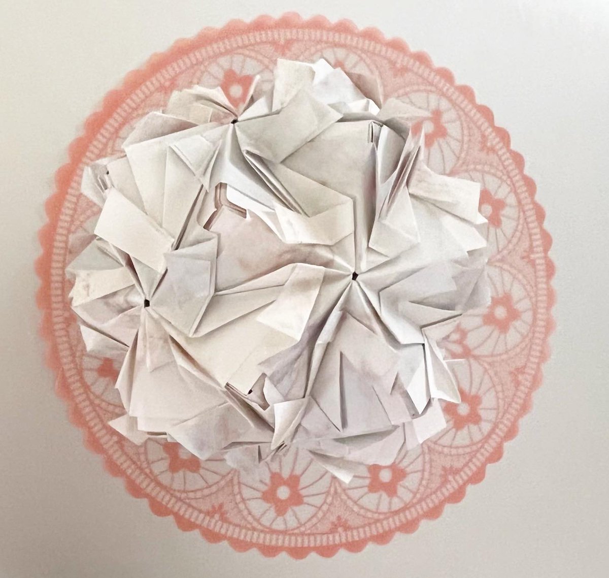 fuy199's tweet photo. 楽しい折り紙〜Fun origami〜
アメジスト by かみながらんさん
簡単に折れて、華やかなDesign。
2個目は大理石柄の折り紙で
simpleに仕上げました。
雰囲気がガラリと変わりました✨
#くす玉 #kusudama
#アメジスト
#かみながらん
#color #imagechange
#design #simple
#いつも折り紙
#japan https://t.co/kwUunWclB5
