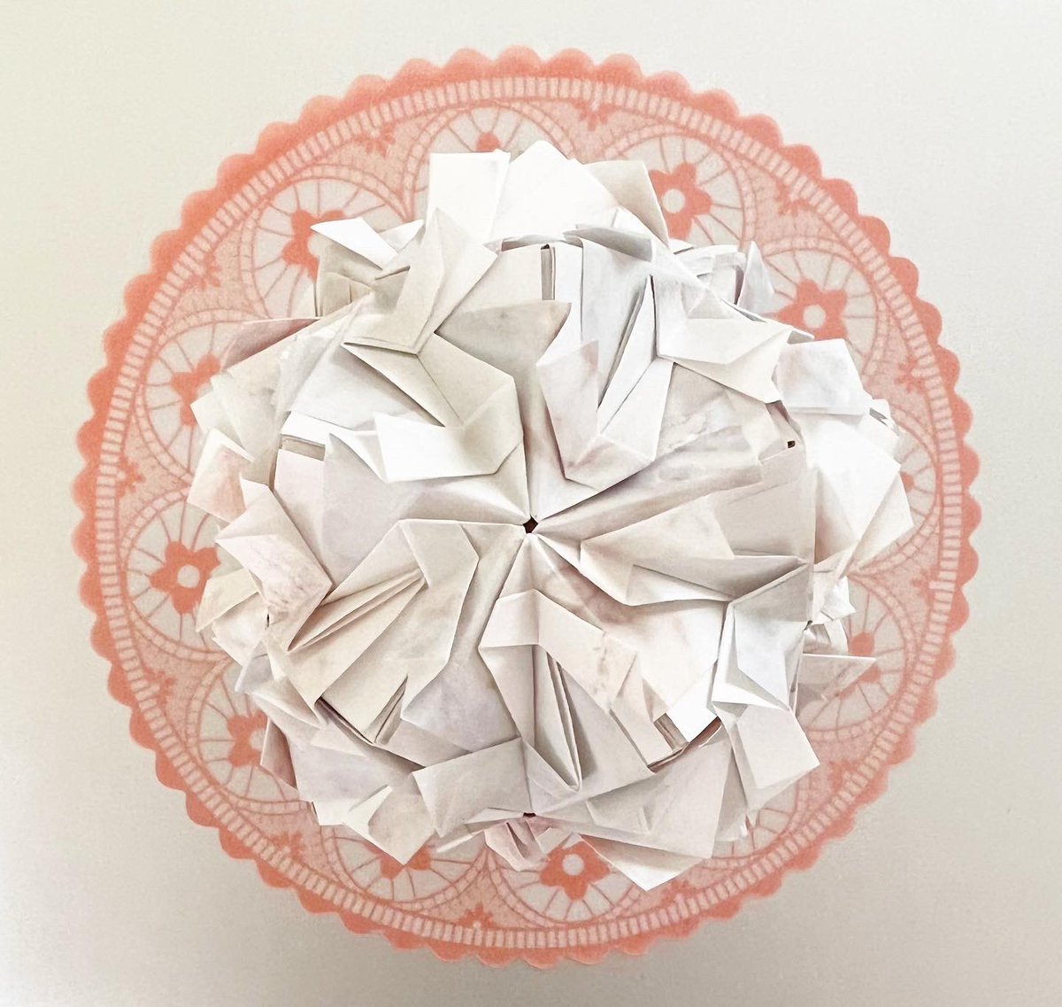 fuy199's tweet photo. 楽しい折り紙〜Fun origami〜
アメジスト by かみながらんさん
簡単に折れて、華やかなDesign。
2個目は大理石柄の折り紙で
simpleに仕上げました。
雰囲気がガラリと変わりました✨
#くす玉 #kusudama
#アメジスト
#かみながらん
#color #imagechange
#design #simple
#いつも折り紙
#japan https://t.co/kwUunWclB5