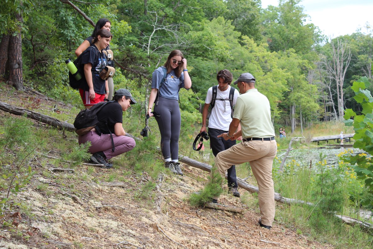 vt_cnre's tweet photo. The Wildlife Field Biology class went to Pandapas Pond for Friday's lab. During the field experience, students identified animals using their field guides and with the help of Collegiate Assistant Professor Kevin Hamed. Students were excited to find multiple species while there! https://t.co/CC2GVhWOHE