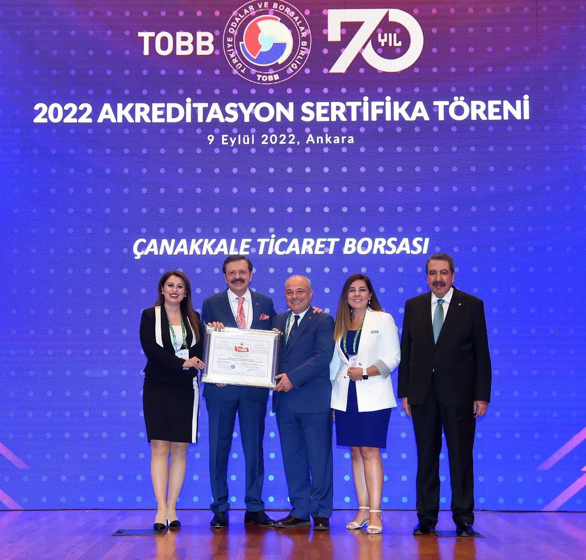 gossteee's tweet photo. Üyelerimize sunduğumuz Avrupa standartlarındaki kaliteli hizmet anlayışımızın bir göstergesi olarak 5 yıldızlı hizmet yarışına devam eden Borsamız #Akreditasyon Sertifikasını Birlik Başkanımız Sn.@RHisarciklioglu elinden alarak 5 yıldızlı hizmete devam dedi 🌟🌟🌟🌟🌟 https://t.co/Qq3qaddvPx