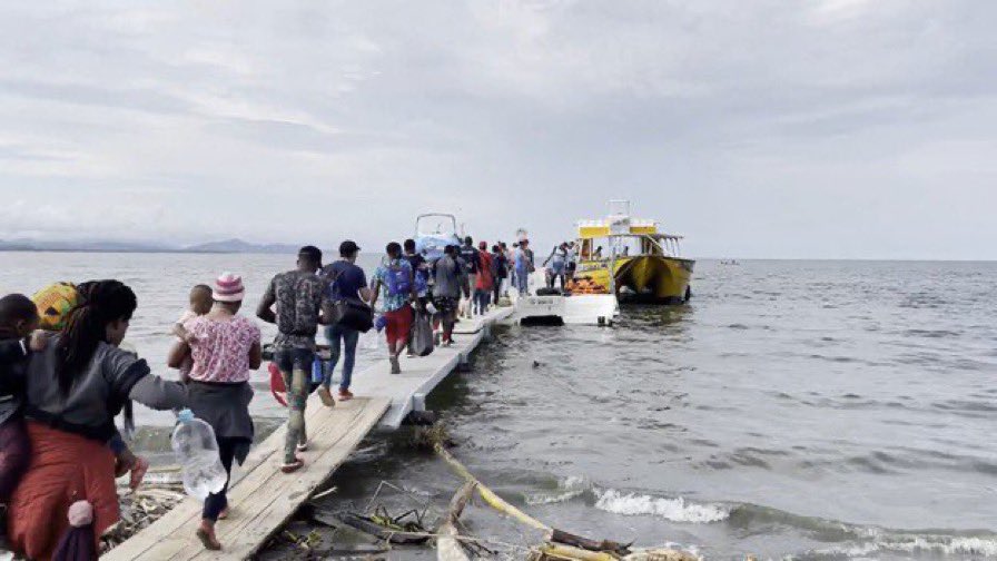 JuanPappierHRW's tweet image. 32 mil migrantes cruzaron el tapón del Darién en agosto. Es la cifra más alta de la que tengamos registro.

23 mil eran venezolanos. Un aumento del 4060% en comparación con agosto 2021.

Estos migrantes están expuestos a gravísimos abusos, incluyendo violencia sexual.

Aterrador.