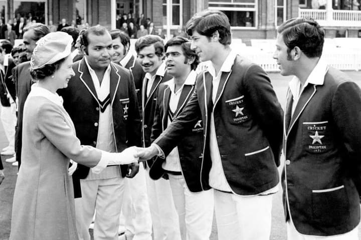 IqbalCcb's tweet photo. What a personality of imran khan while meeting with Queen Elizabeth during 90 es https://t.co/LiT05nzKq5
